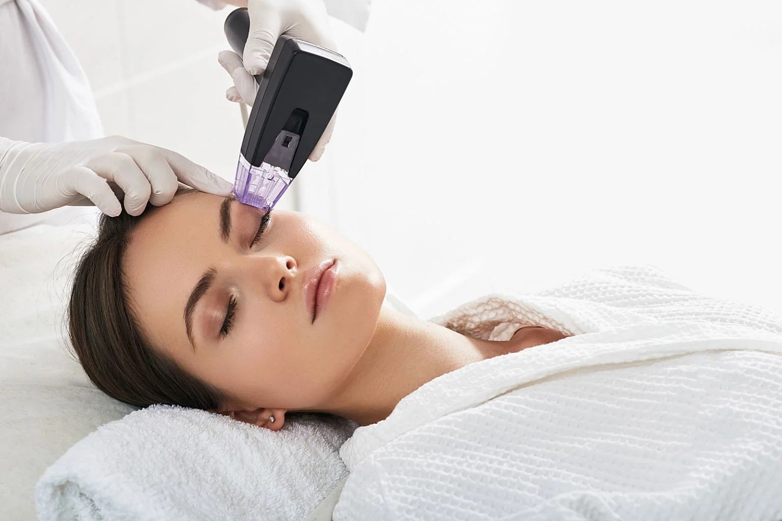 RF-Microneedling „Morpheus 8" Gerät bei Glow Avenue Langen