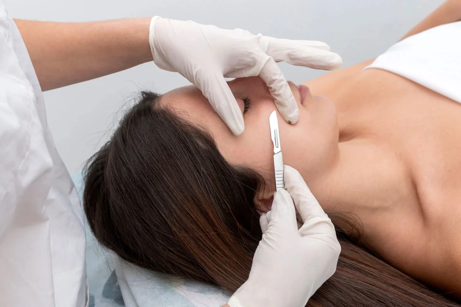 Dermaplaning Gesichtsbehandlung in Langen